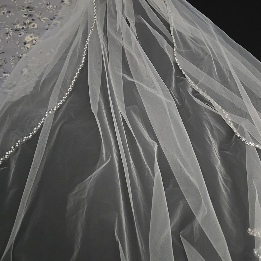 Bridal Veil, Crystal Comb And Matching Garder Never Worn
